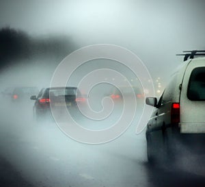 Auta na cesty v těžký déšť mlha 