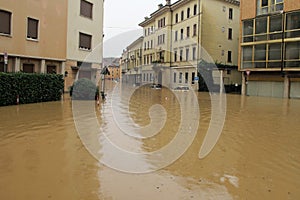 Auta v ulice a cesty ponořený podle bahno z povodeň 