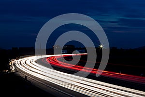 Automobili li avevamo notte sul autostrada 