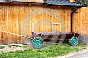 Zaparkované před dřevěný stodola v Slovensko 