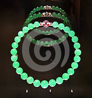 Cartier Jade Necklace Precious Gemstone Barbara Hutton Wedding Gift Jadeite Platinum Diamonds Rubies Link Lock Design Luxury