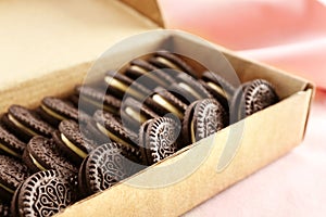 Krabice vynikající čokoláda sušenky na světlo povrch 