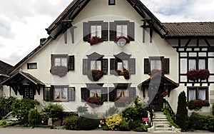 Cartoon picture of a traditional German house ornated with flowers.