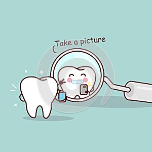 Cartoon tooth take a picture
