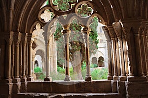 Carved stone arches and a view of the courtyard of the Poblet monastery cat. Reial Monestir de Santa