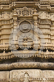 Carving details of a pillar of Sahar ki masjid. UNESCO protected Champaner - Pavagadh Archaeological Park, Gujarat, India