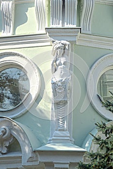 The Caryatid. Von Reck mansion. 1897 Architect Sherwood Sunlight