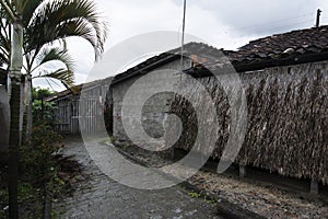 casa de campo com telhado de colmo nas ruas estreitras das olarias de Maragogipinho.