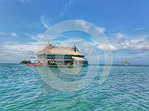 Casa en el mar en el archipielago de San Bernardo en el Caribe colombiano. Sucre, Colombia.