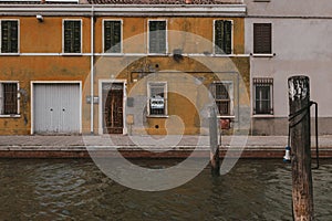 Casa gialla nel centro storico di Comacchio. photo