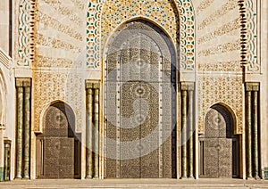 En Marruecos. entrada puerta de mezquita 