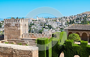 Casas blancas de la ciudad de Granada vistas desde la Alhambra e photo