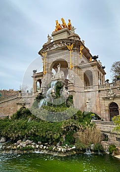 Cascada del Parc de la Ciutadella - fountain and monument with an arch.