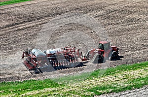 Case 500 Quadtrac tractorpulling a folded Case 2160 32 row planter