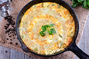 Casserole with chicken, potatoes, leek and cheese