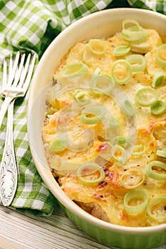 Casserole with chicken, potatoes, leek and cheese.