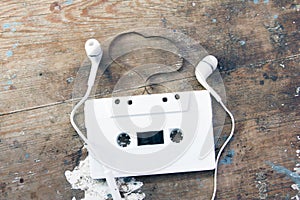 Cassette tape with headaet