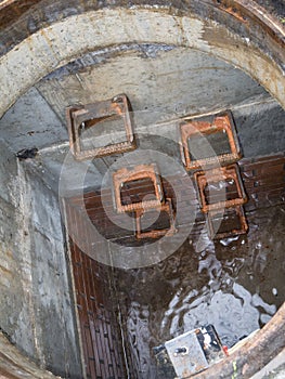 Cast crampons in a open Sewer downwards