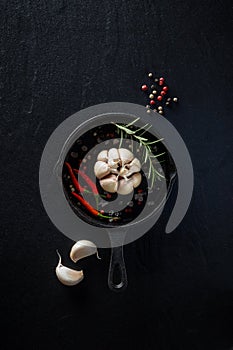 Ocupación hierro sartén a pimienta sobre el negro piedra cocinando. 