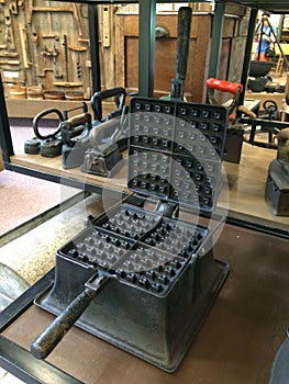 Cast iron waffle maker