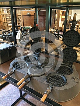 Cast iron waffle maker