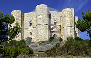 Castel del Monte that rises on the highlands of the Murge.