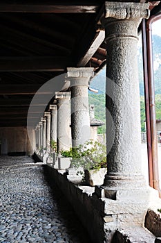 Castel thun, Castel thun, an arcade made of stone and wood