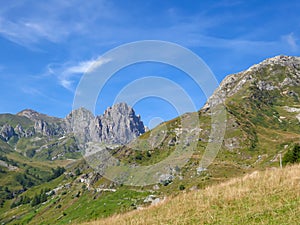 Panoramatický hora z alpy v údolie ()  