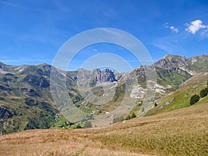 Panoramatický hora z alpy v údolie ()  