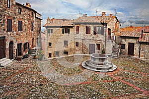 Castiglione d`Orcia, Siena, Tuscany, Italy: the square Piazza del Vecchietta with a 16th century well