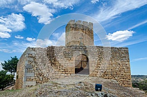 Castillo medieval de estilo romÃ¡nico en Longroiva, PortugalMedieval castle romanesque style in Longroiva, Portugal