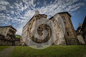 Hrad ve městě Banská Štiavnica v zamračený den po dešti