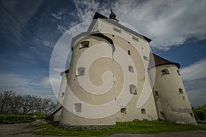 Hrad ve městě Banská Štiavnica v zamračený den po dešti
