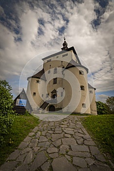 Hrad ve městě Banská Štiavnica v zamračený den po dešti