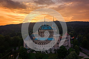 Zámok Bojnice, stredná Európa, Slovensko. UNESCO. Svetlo západu slnka