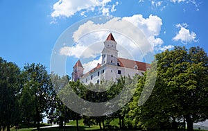 Bratislavský hrad za stromami