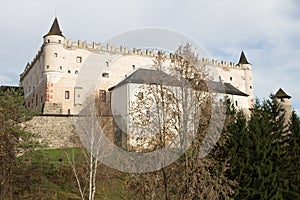 Zámok na kopci neďaleko centra slovenského mesta Zvolen