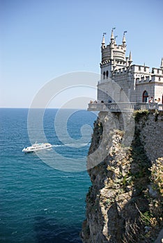 Castillo la roca barco a el mar 