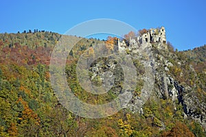 Jesenné stromy a zrúcaniny hradov na Slovensku