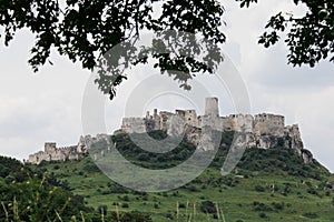 Zřícenina hradu Spišský hrad na Slovensku za horkého slunečného dne