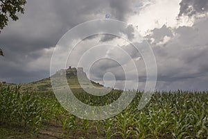 Spišský hrad krajina na búrlivý večer s kukuričným poľom