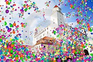 Zámecké nádvoří v Bratislavě s balóny