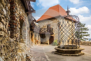 Zámocký dvor s obslužnou budovou a studňou