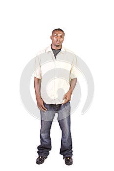 Tiempo negro hombre posando mientras de pie 