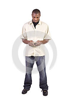 Ležérní černý muž textové zprávy na jeho mobilní telefon 