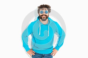 Casual man wearing sunglasses, holding his hands in his hips