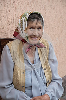 Retrato 80una mujer en la ropa a buscando 