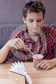 Retrato joven en cafetería 