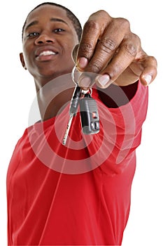 Ležérní mladý muž držení ven auto klíč 