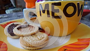 Cat coffee cup with sandwich chocolate cookies